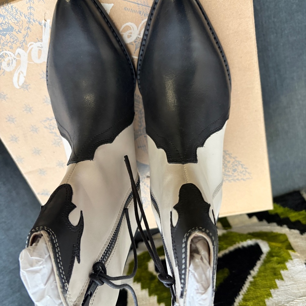 NIB Free People New Frontier Black and White Western Boots in Arctic Fox 38.5 - Picture 9 of 14